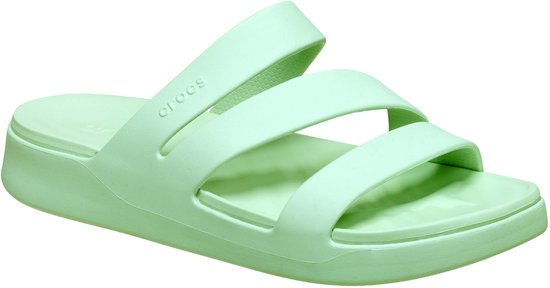 Lichtgroene Crocs slippers met drie banden over de wreef en een dikke zool.