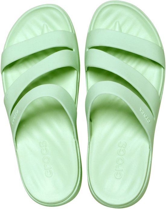 Bovenaanzicht van twee lichtgroene Crocs slippers met drie banden.