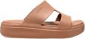 Roze Crocs slipper met brede banden, plateauzool en Crocs logo.