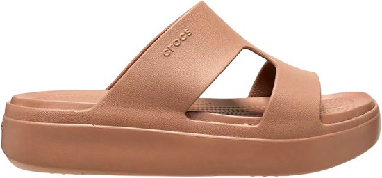Roze Crocs slipper met brede banden, plateauzool en Crocs logo.