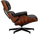 Zij-aanzicht van een zwarte leren fauteuil met gebogen houten zijkanten op metalen poten.