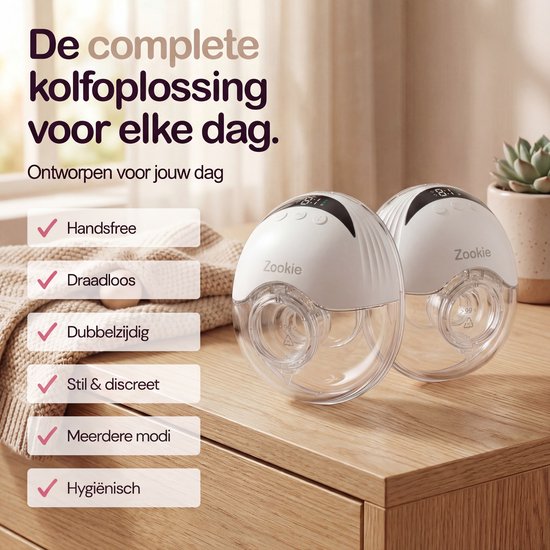 Twee witte Zookie draadloze borstkolven op een houten tafel met een stapel kleding.