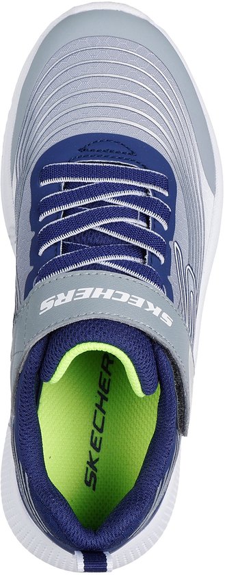 Bovenkant van een blauwe en grijze sneaker met witte zool, klittenbandsluiting en groene voering.