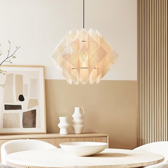 Hanglamp in een sfeervolle eetkamer met houten lambrisering en beige/witte muur.