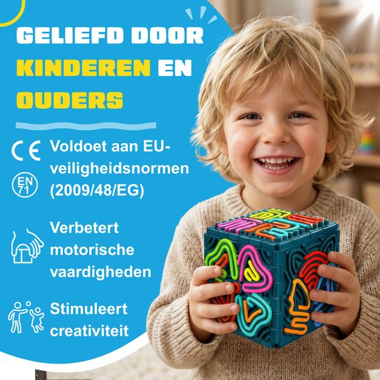Een jongen lacht en houdt een fidget speelgoed kubus vast. Teksten over veiligheid en voordelen.