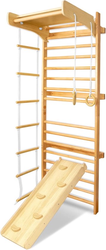 Houten klimwand met glijbaan, klimtouw en ringen.