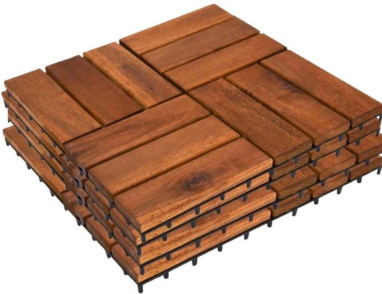 Stapel houten terrastegels van 30x30 cm, opgebouwd uit rechte houten planken in visgraatpatroon, met zichtbare klikverbindingen aan de onderkant.