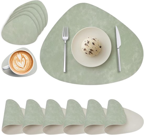 Six sets de table ovales verts, empilés et en cours d'utilisation avec des assiettes et une tasse de café.