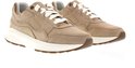 Paar taupe suède veterboots met witte zolen en veters. Bruine loopzolen.