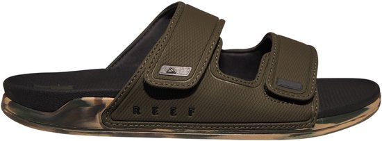 Donkergroene slipper met camouflage zool, klittenbandsluitingen en REEF-logo.
