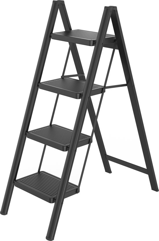 Zwarte, opvouwbare trap met 4 treden en antislip treden, gefotografeerd op een witte achtergrond.