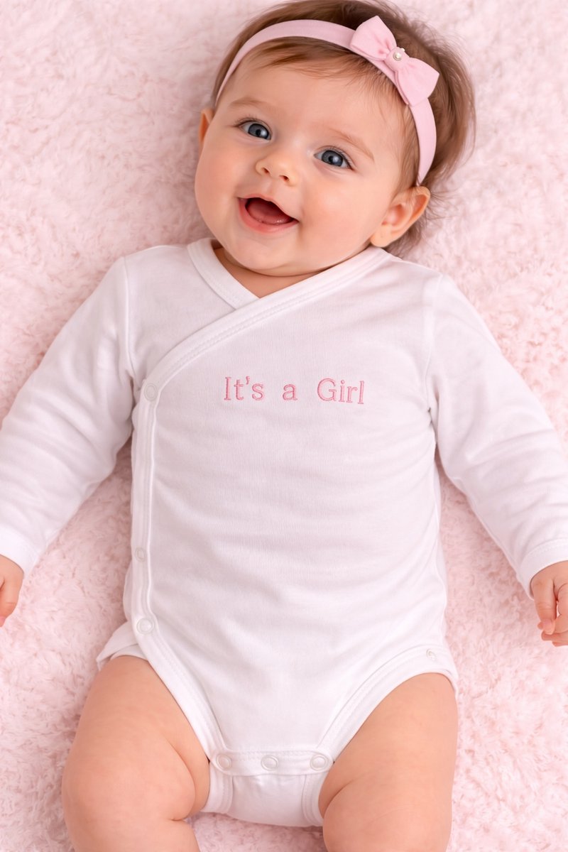 Omslag Romper Baby – It’s a Girl – Zwangerschap Aankondiging Meisje – Geborduurd – Newborn Cadeau – Unisex / Romper zwangerschapsaankondiging – Unisex babykleding - omslagromper - 100% katoen - baby aankondiging - originele zwangerschaps reveal