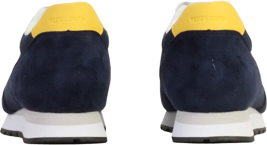 Achterkant van twee blauwe Teddy Smith sneakers met gele hielstukken.