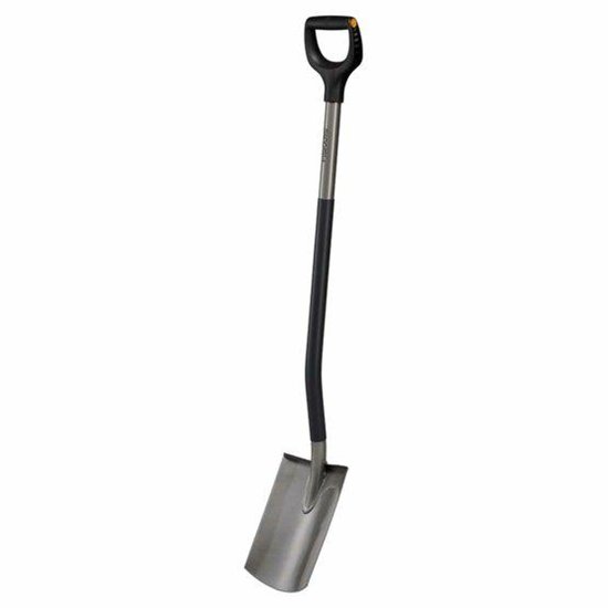 Zwarte spade met gebogen steel en ergonomisch handvat. Het blad is van metaal met een scherpe rand.