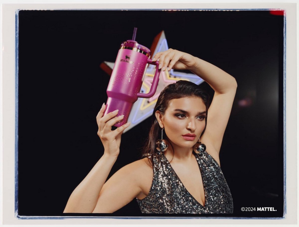 STANLEY x Barbie™ ’70s Superstar Quencher 40oz / 1.18L – Roze Thermosbeker met Rietje – 9-11 Uur Koud – 40+ Uur met IJs – Lekvrije Tumbler – Limited Edition Drinkfles – foto 3