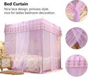 Paarse hemelbed gordijnen met ruches, kanten versieringen en detailfoto's.