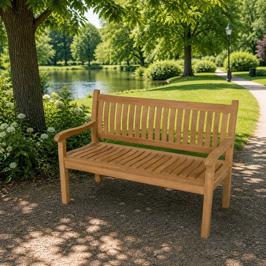 Teak houten tuinbank met een gebogen rugleuning, lamellen, in een parkachtige omgeving bij een meer.