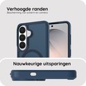 Blauw hoesje met verhoogde randen voor scherm- en camerabescherming, nauwkeurige uitsnijdingen.