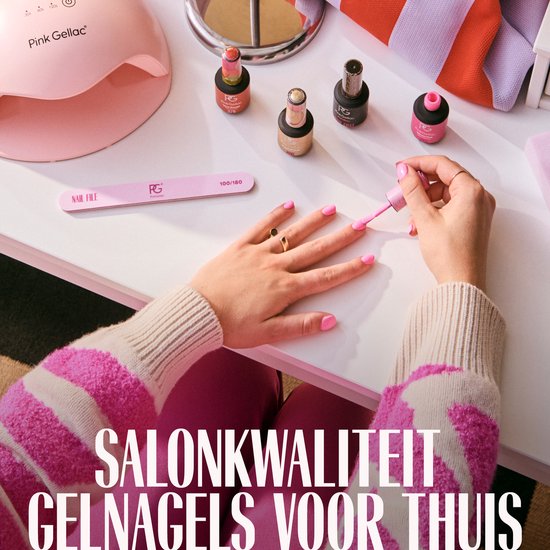 Handen met roze gelnagels, een UV-lamp en gelnagellak flessen. Salonkwaliteit gelnagels voor thuis.