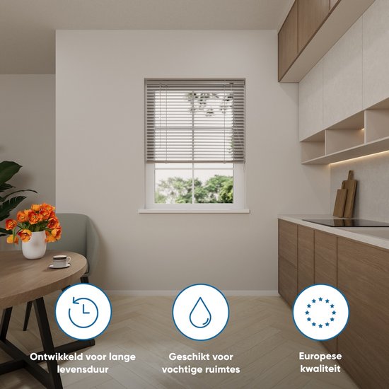 Cuisine moderne avec un store vénitien argenté en aluminium, avec les icônes 'Développé pour la durabilité', 'Convient aux pièces humides' et 'Qualité européenne'.