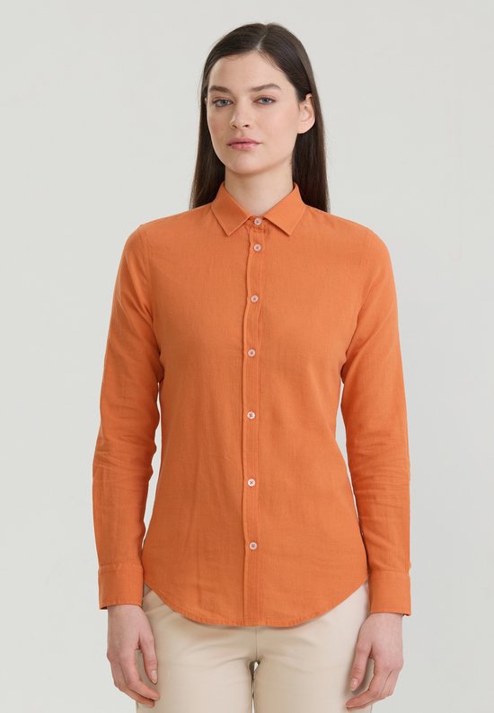 Vrouw draagt oranje katoen-linnen blouse, voorkant, lange mouwen, knopen, overhemdkraag.