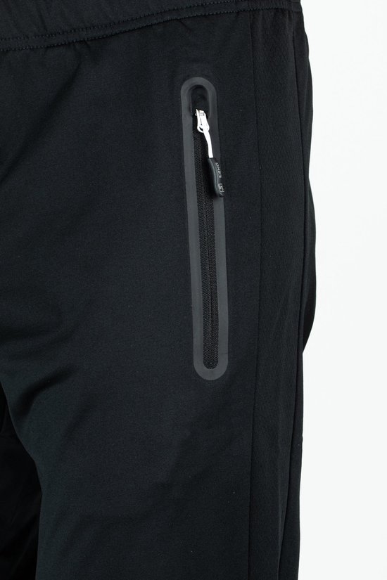 Close-up van een zwarte trainingsbroek met waterdichte ritszak