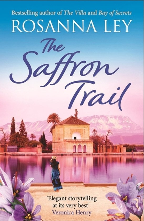 Livre 'The Saffron Trail' par Rosanna Ley avec un palais persan au bord de l'eau, une femme en robe bleue et des fleurs de safran violettes au premier plan. Écrit par Rosanna Ley.