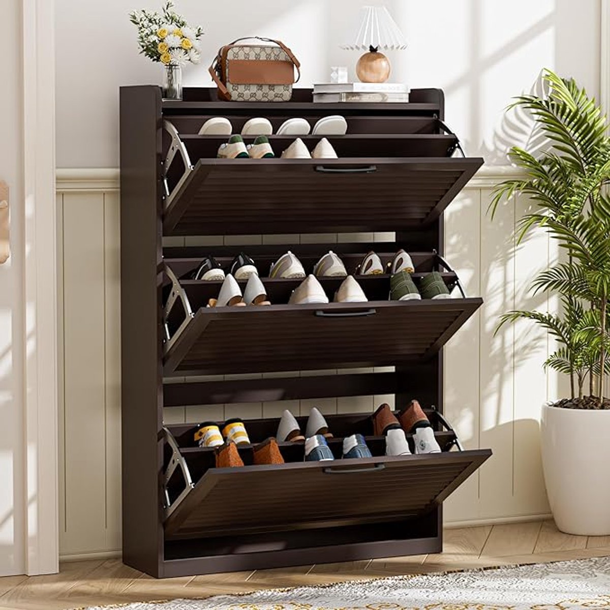Smalle Schoenenkast met 3 Klapdeuren – Scandinavische Schoencommode met Verstelbare Vakken – Ruimtebesparende Schoenkipper 80x24x120 cm – Koffie Houtlook – Hal & Entree Schoenenrek Ganeey