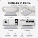 Grijze badmat in verschillende ruimtes: badkamer, douche, wasruimte en wastafelruimte.