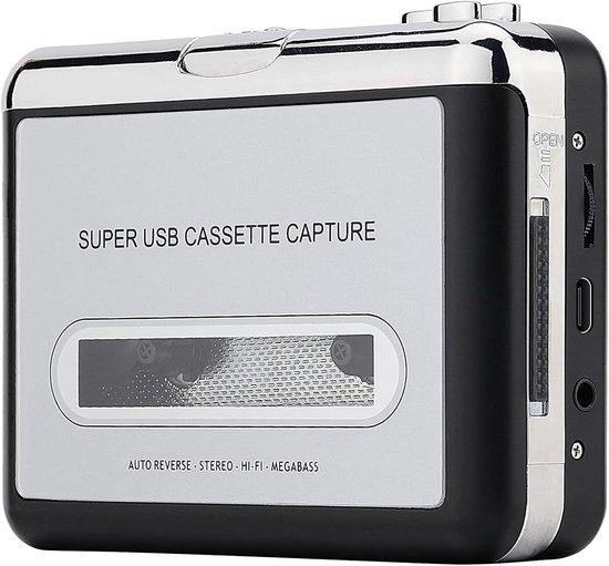 Zilverkleurige en zwarte USB cassette capture speler, zijaanzicht met USB-poort en audiostekker.