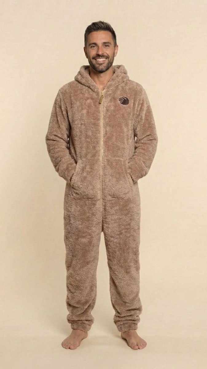 Heren Knuffle Fleece Onesie® | Warme onesie huispak jumpsuit voor mannen | Superzacht & comfortabel | Premium kwaliteit | Duurzaam & CO₂-neutraal geproduceerd in Portugal | Beige maat M