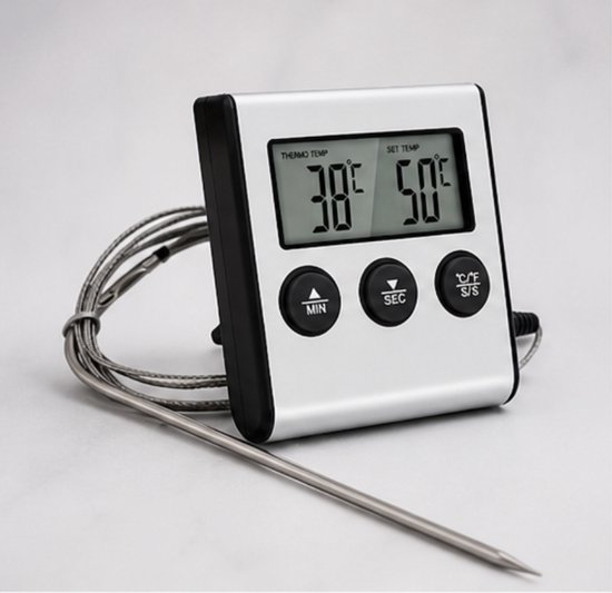 Zilverkleurige digitale kookthermometer met een metalen sonde. Het display toont 'THERMO TEMP 38C' en 'SET TEMP 50C'.