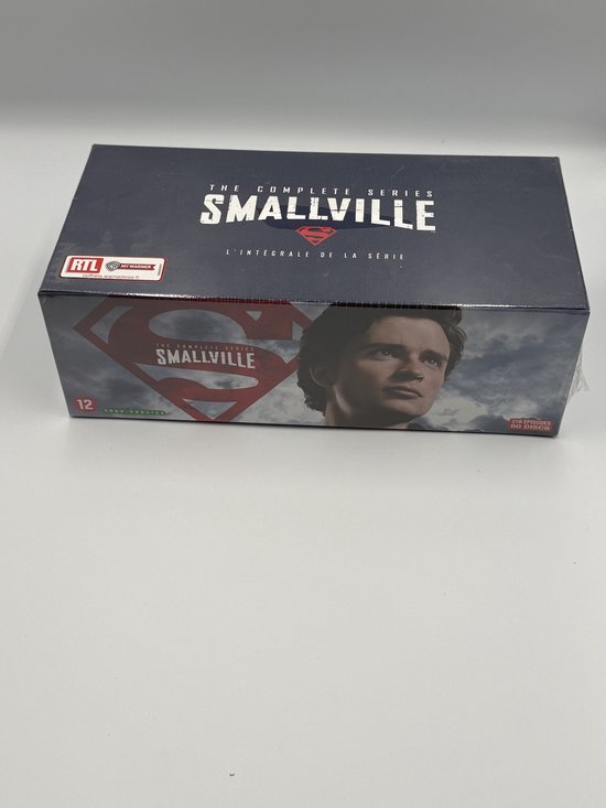 Smallville complete serie box met Superman-logo en hoofd van Superman. RTL logo en 12 leeftijdsindicatie.