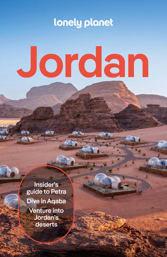 Lonely Planet Jordan reisgids met een foto van woestijnachtige rotsformaties en bubbeltenten in Wadi Rum.