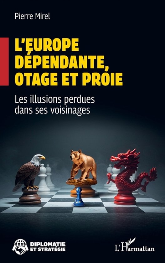 Couverture de livre avec des pièces d'échecs: un aigle, un ours et un dragon sur un échiquier. Titre: L'EUROPE DÉPENDANTE, OTAGE ET PROIE.