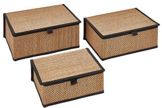 Trois boîtes de rangement en bambou marron avec bords et couvercles noirs, de petite à grande taille.