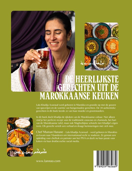 Chef Maman Hanane, met een kopje thee in haar hand, wordt omringd door heerlijke Marokkaanse gerechten.