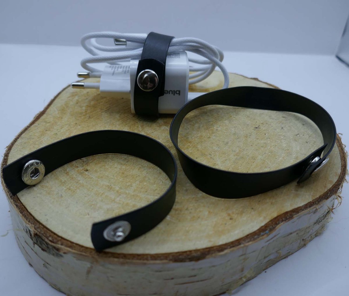Kabelbinders 3 stuks zwarte met drukkers - kabel organiser - 3 kabelbinders om de kabels niet in de knoop te laten komen - kabelbinders herbruikbaar door middel van een drukker - duurzame kabelbinders - herbruikbare snoerenklemmen