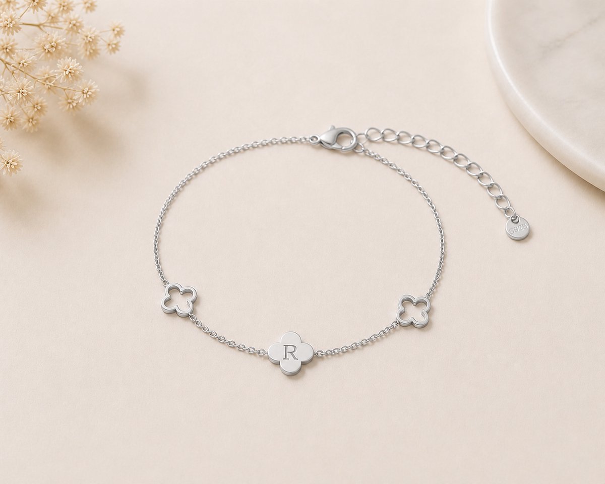 Armband Tess Zilver gepersonaliseerd sieraad met letter gegraveerd, leuk persoonlijk cadeau voor moeder, vrouw of vriendin.