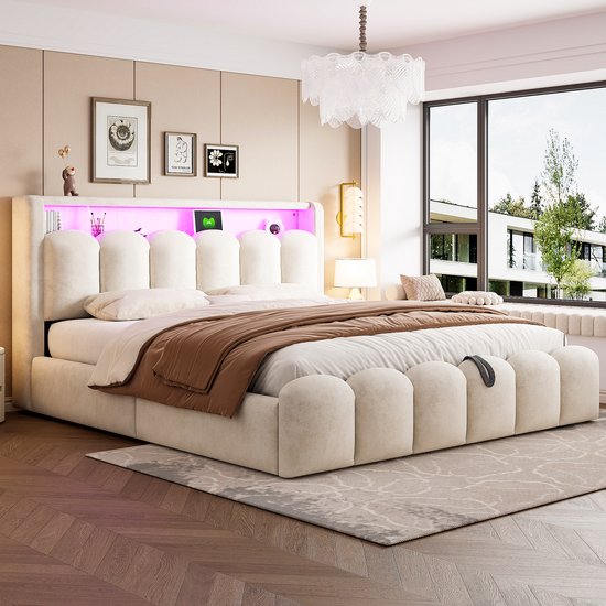 Lit rembourré beige avec rangement, éclairage LED rose, couvre-lit marron et coussins.