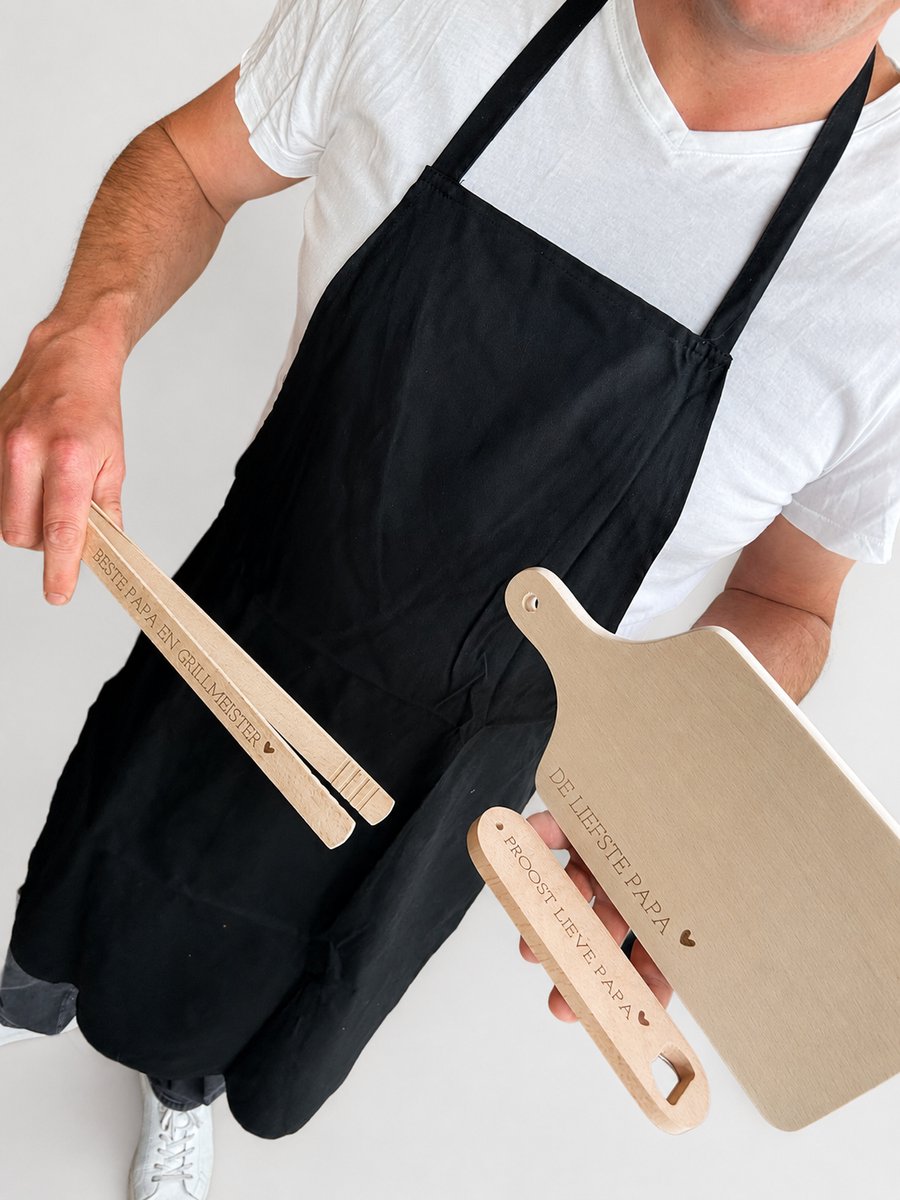 Vaderdag BBQ Cadeauset – 4-delige Barbecue Set met Schort, Houten Tang, Serveerplank & Flesopener – Cadeau voor Vader / Man - Vaderdag