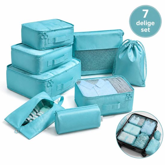 Een set van zeven turquoise packing cubes, toilettas en een kledingzak, met een close-up van de inhoud van de koffer.