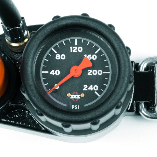 Zwarte drukmeter met oranje wijzer, schaal tot 240 PSI.
