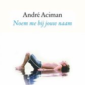 Boek "Noem me bij jouw naam" door André Aciman met op de cover een man in zwembroek die in het water ligt.