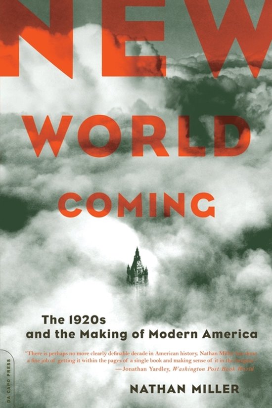 Livre 'New World Coming' avec texte orange sur fond de nuages et un bâtiment au loin.