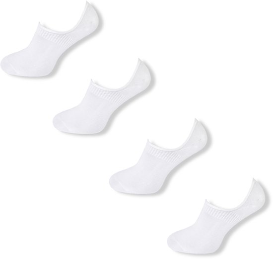 Vier witte, onzichtbare enkelsokken op een witte achtergrond.