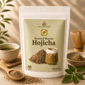 Verpakking Roasted Matcha Hojicha met poeder, een kopje matcha en een glas ijsthee, omringd door planten.
