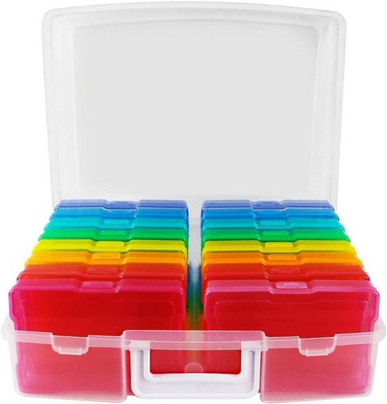Boîte de rangement transparente ouverte avec une poignée et 32 petits bacs colorés disposés en arc-en-ciel.