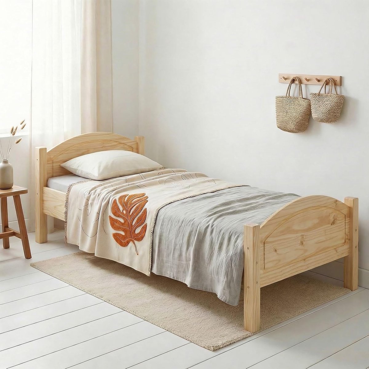 Bedframe 100x200 cm Massief Grenen Naturel – Stevig Cottage Stijl Houten Bed met Hoofdbord & Voetbord Inclusief Lattenbodem – Flims Naturel Design – HomebyNicole