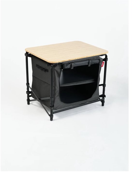 Campingkast met houten blad en open opbergvakken.